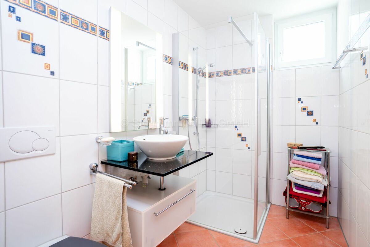 Modernes Badezimmer mit Dusche und Waschtisch
