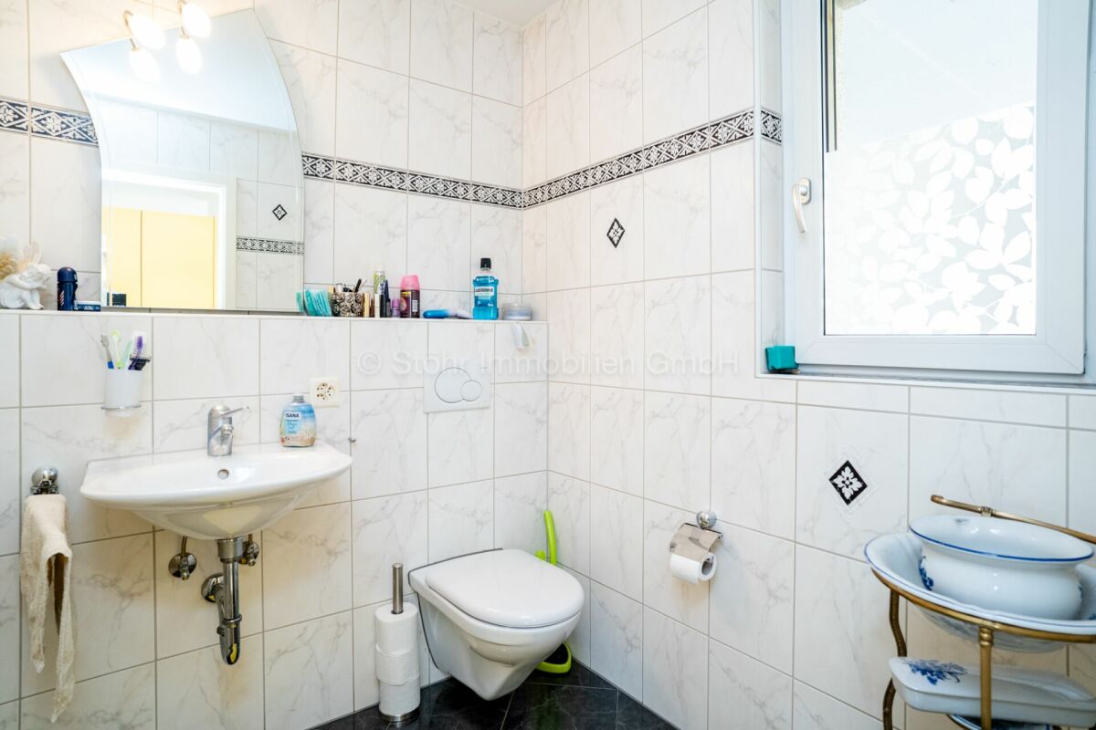 Gäste-WC mit Waschbecken und Fenster