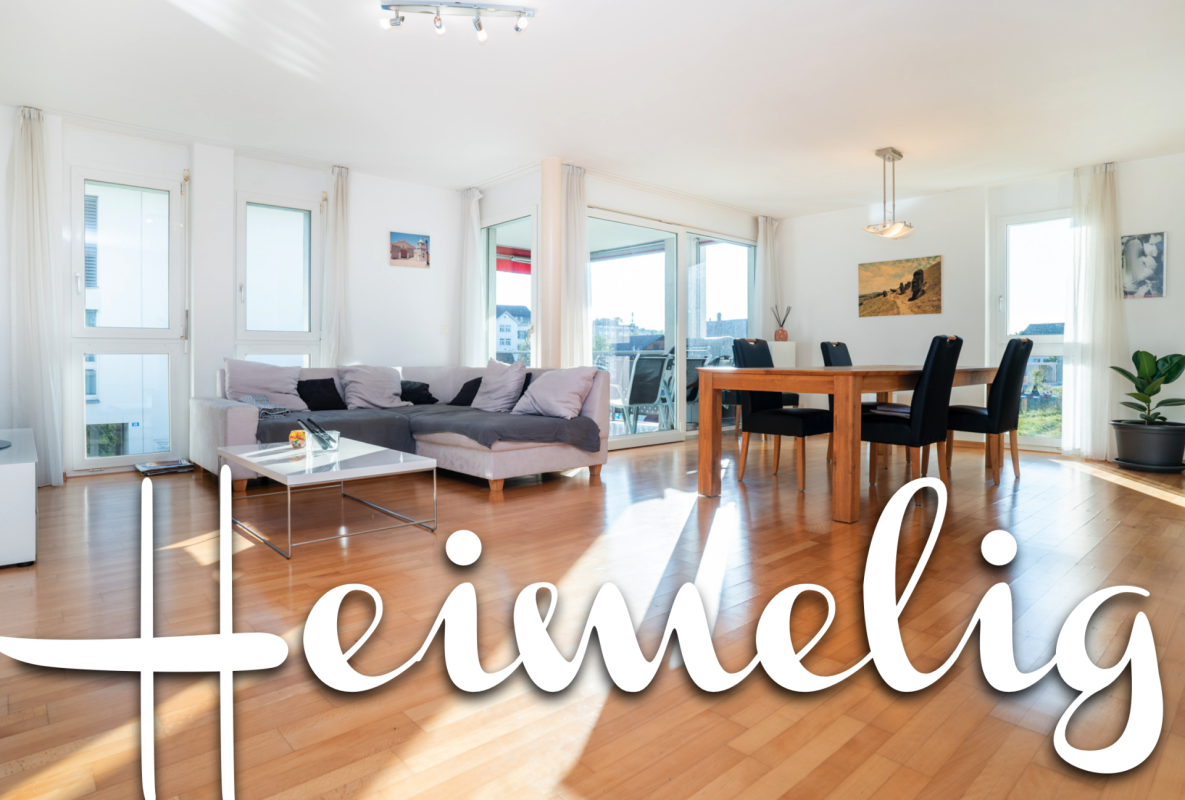 Helles Wohn-Esszimmer mit Balkon und Parkett