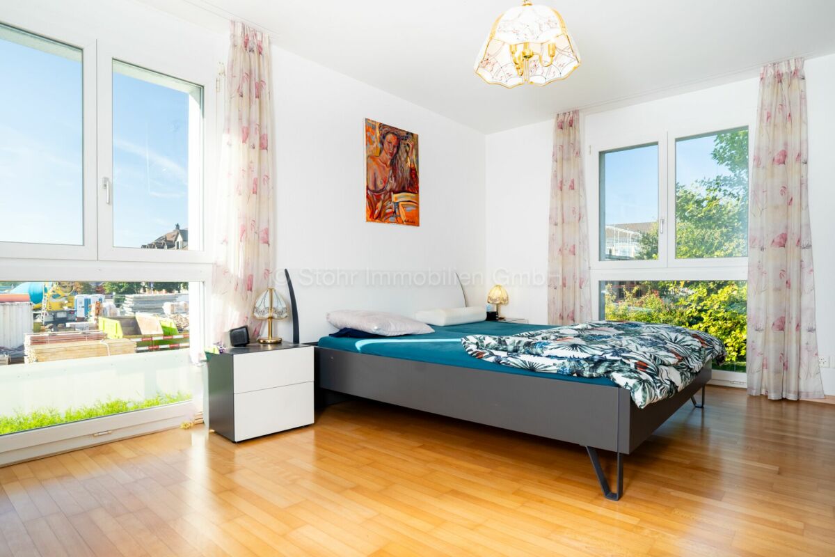 Helles Schlafzimmer mit großen Fenstern