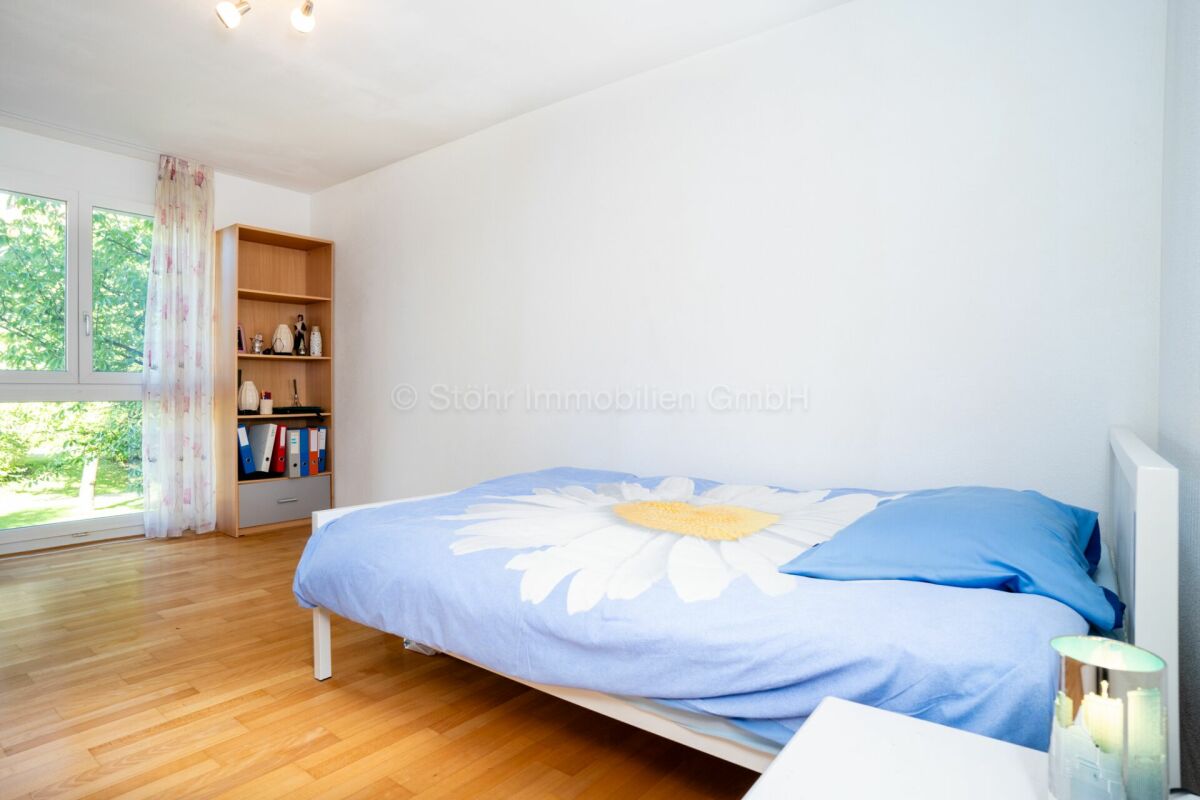 Helles Schlafzimmer mit Blick ins Grüne