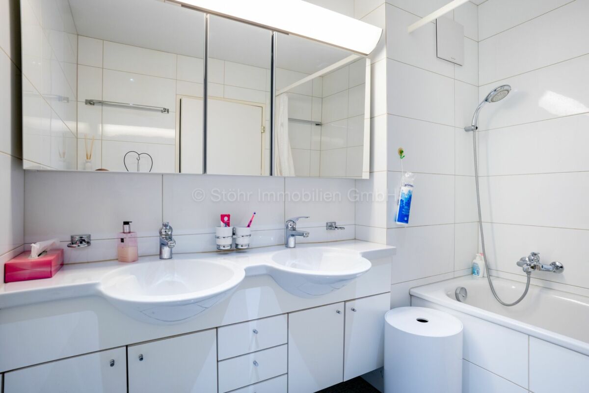 Modernes Badezimmer mit Doppelwaschtisch und Badewanne