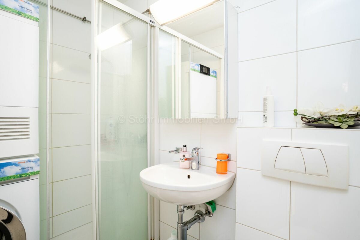 Kleines helles Bad mit Dusche und Waschbecken