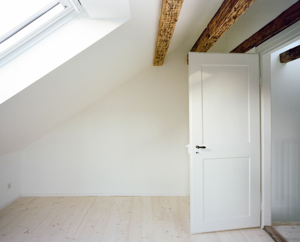Heller Dachraum mit sichtbaren Holzbalken