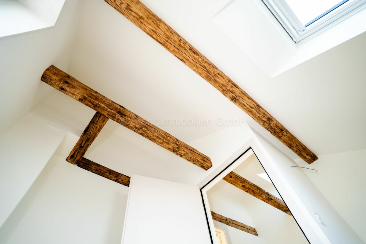 Dachgeschoss mit sichtbaren Holzbalken