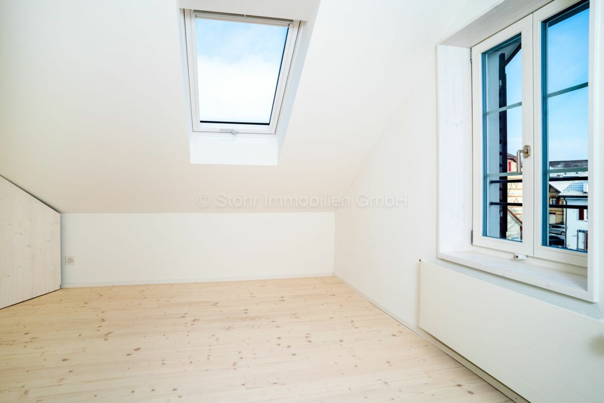 Heller Dachraum mit Dachfenster und seitlichem Fenster