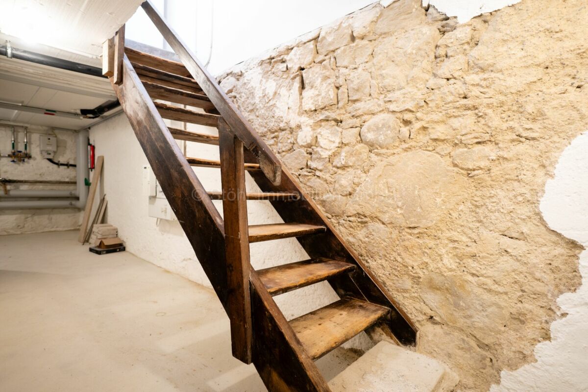 Kellerraum mit Holztreppe