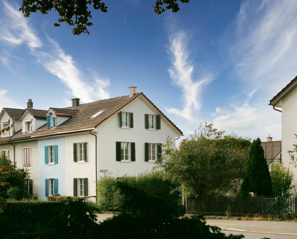 Wohnhaus mit Satteldach und Fensterläden