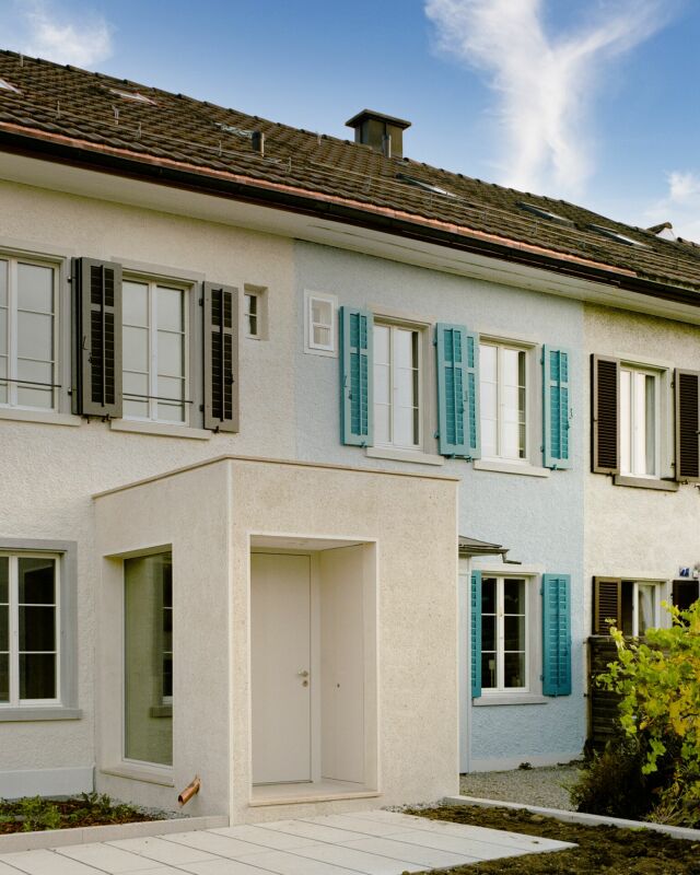 Zweifamilienhaus-Fassade mit Holzläden
