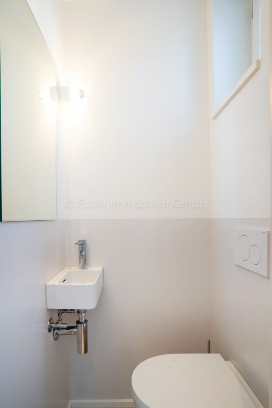 Gäste-WC mit Waschbecken und WC