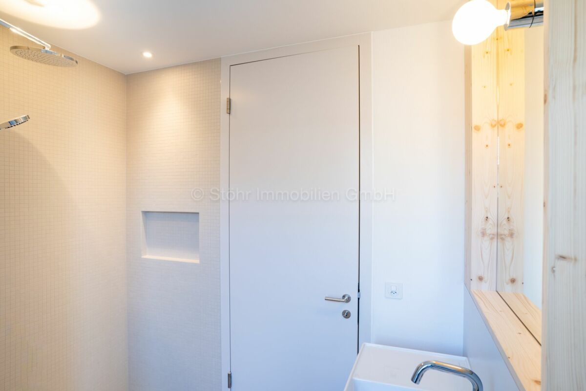 Modernes Badezimmer mit Dusche und Holzakzenten