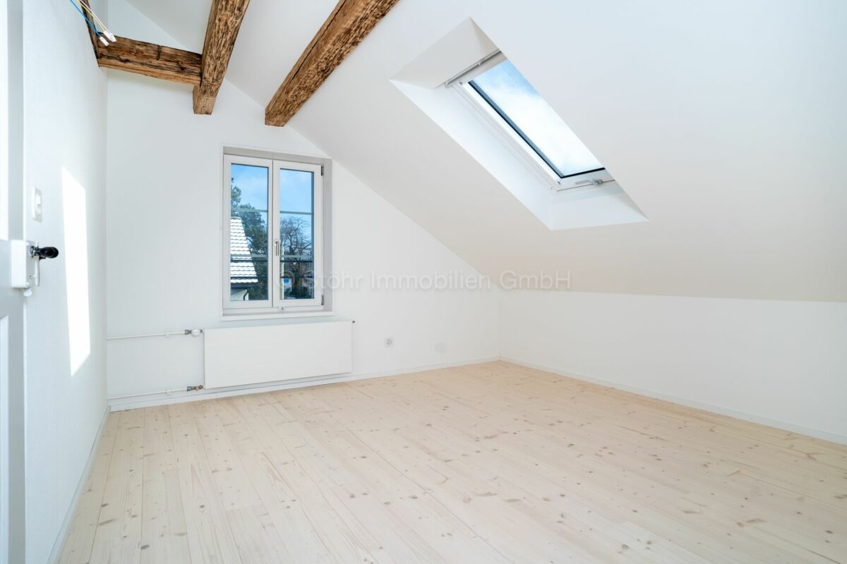 Heller Dachraum mit sichtbaren Holzbalken