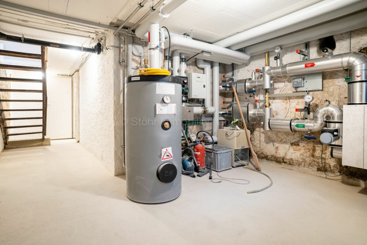 Technikraum mit Heiz- und Lüftungsanlage