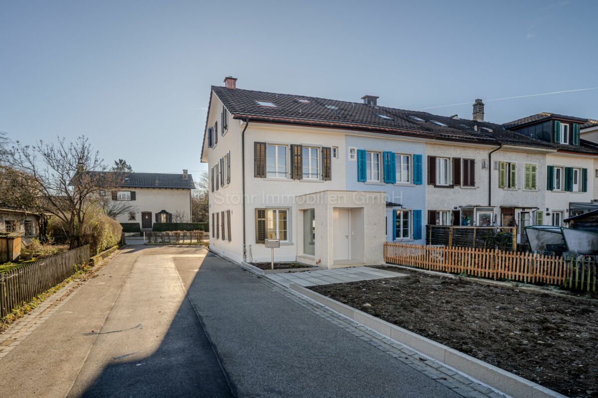 Reihenhaus mit Vorgarten und Straßenansicht