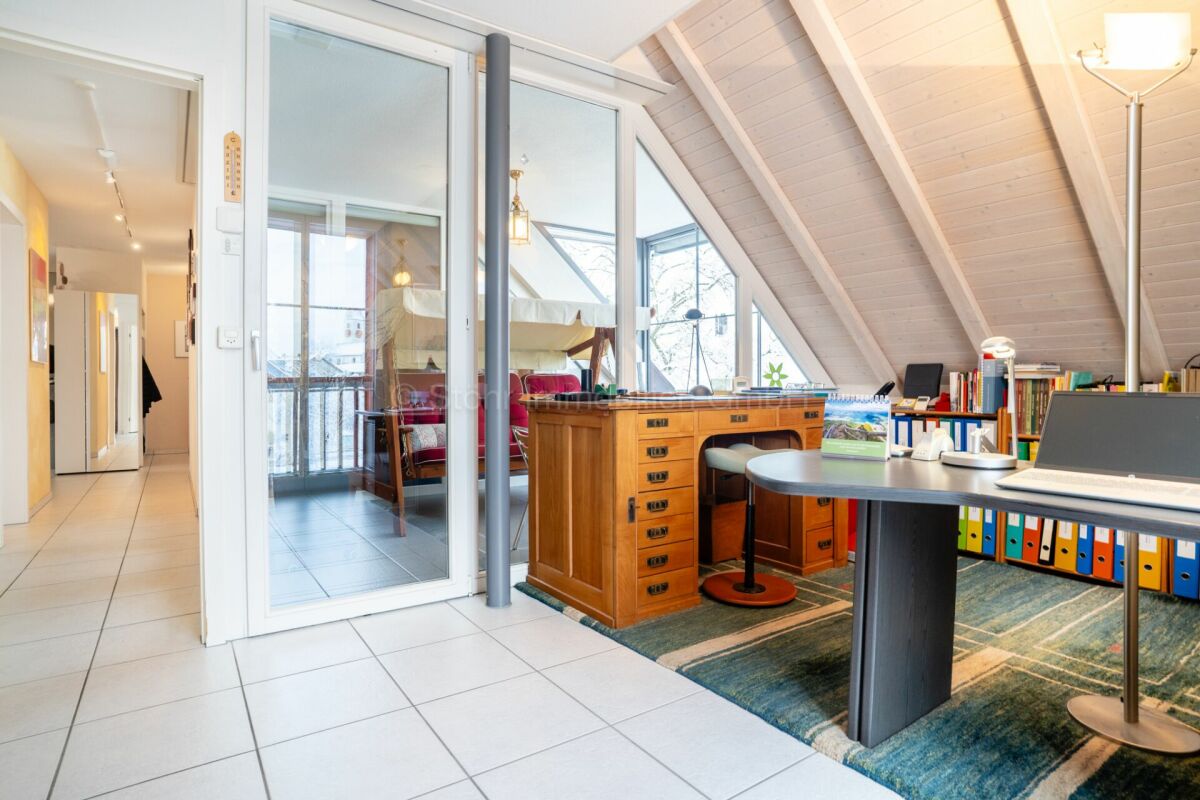 Ausgebauter Dachraum mit Arbeitsbereich