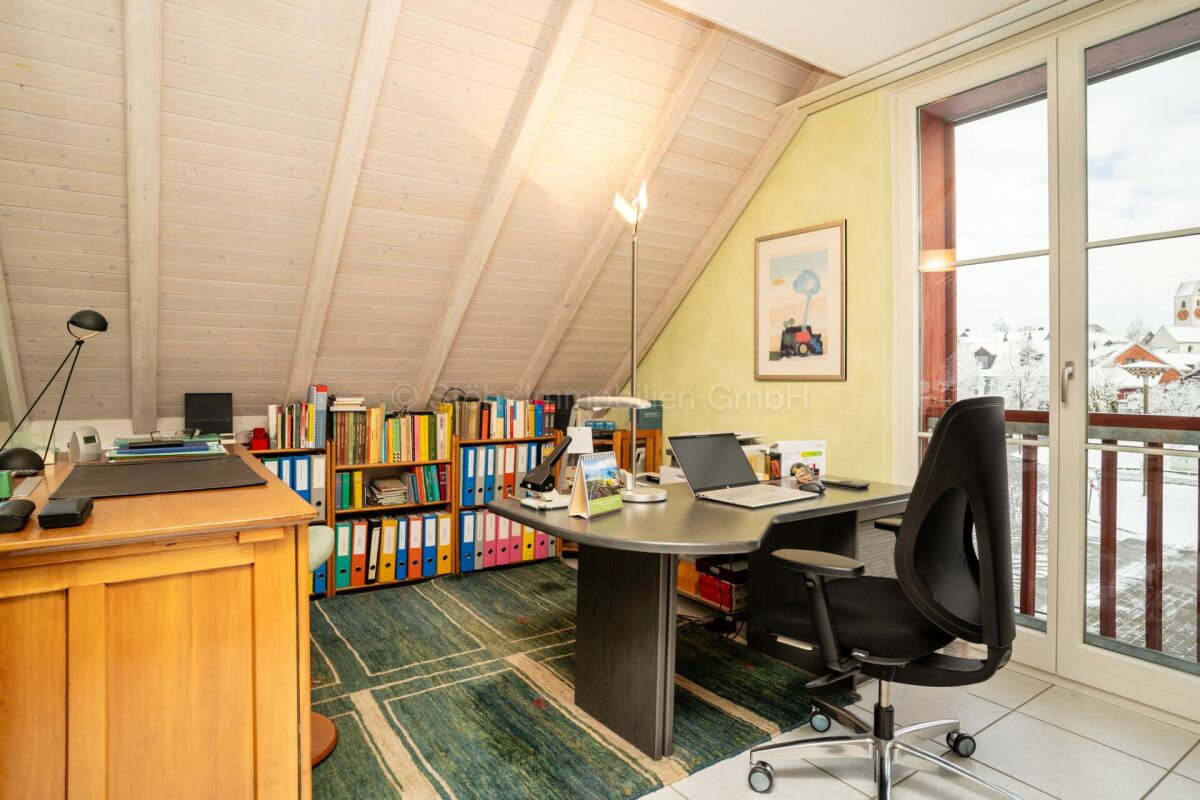 Dachgeschoss-Büro mit Balkonzugang