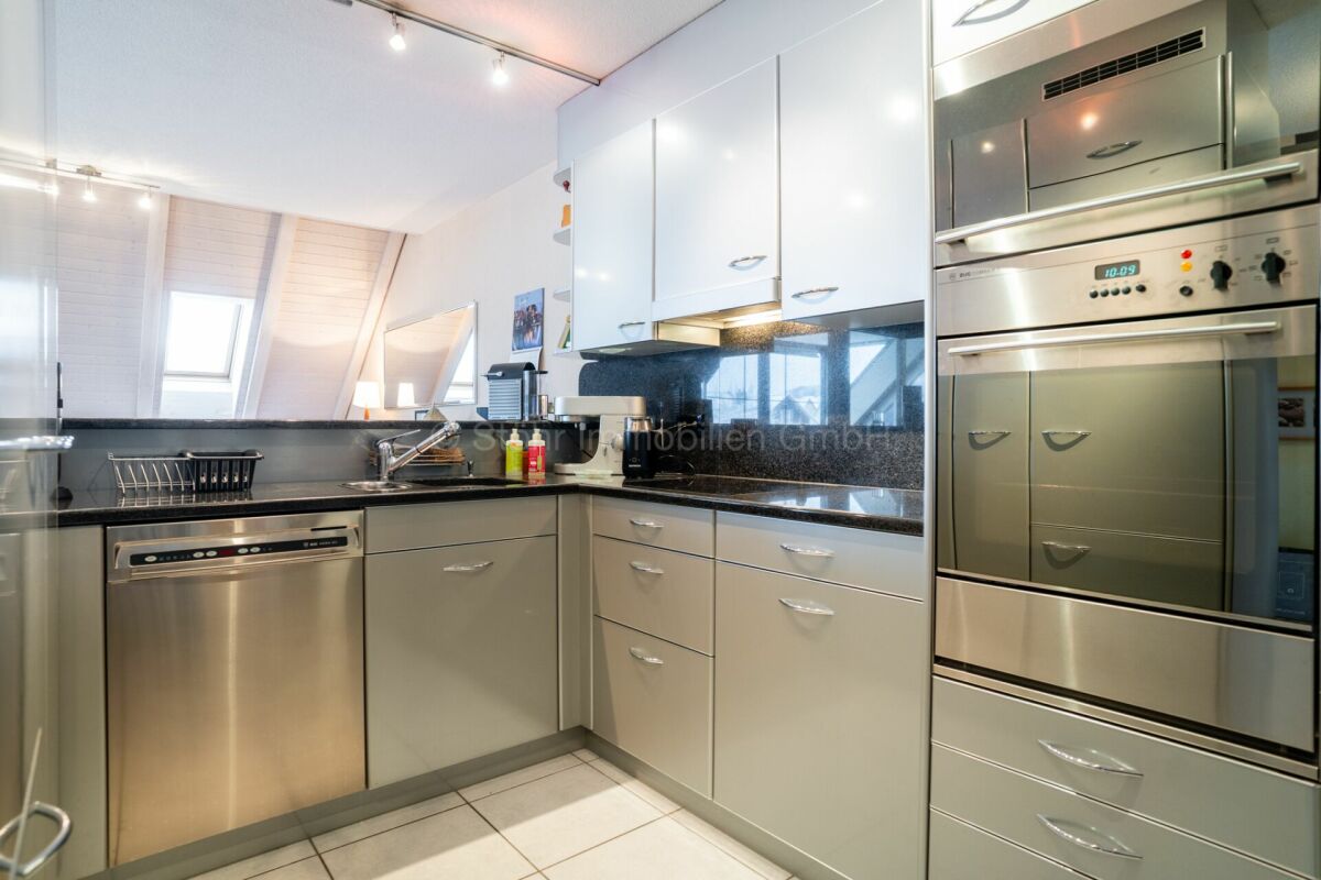 Helle, moderne Einbauküche mit Dachfenstern