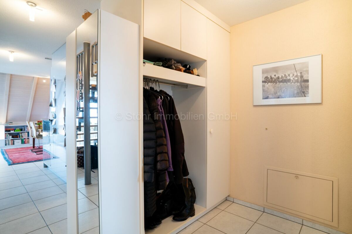 Flur mit Garderobenschrank und Blick in einen Wohnbereich