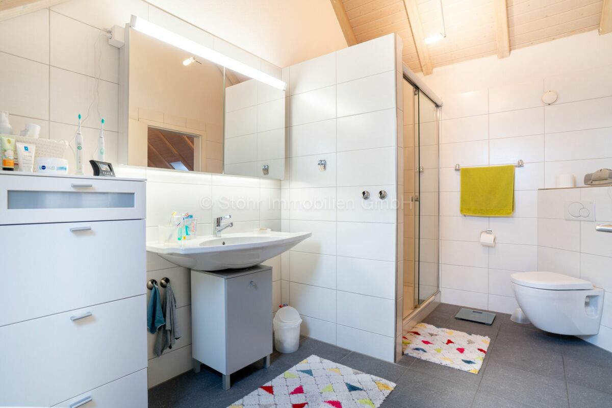 Modernes Badezimmer mit Dusche und WC