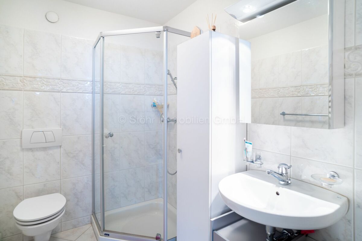 Modernes Badezimmer mit Dusche, WC und Waschtisch