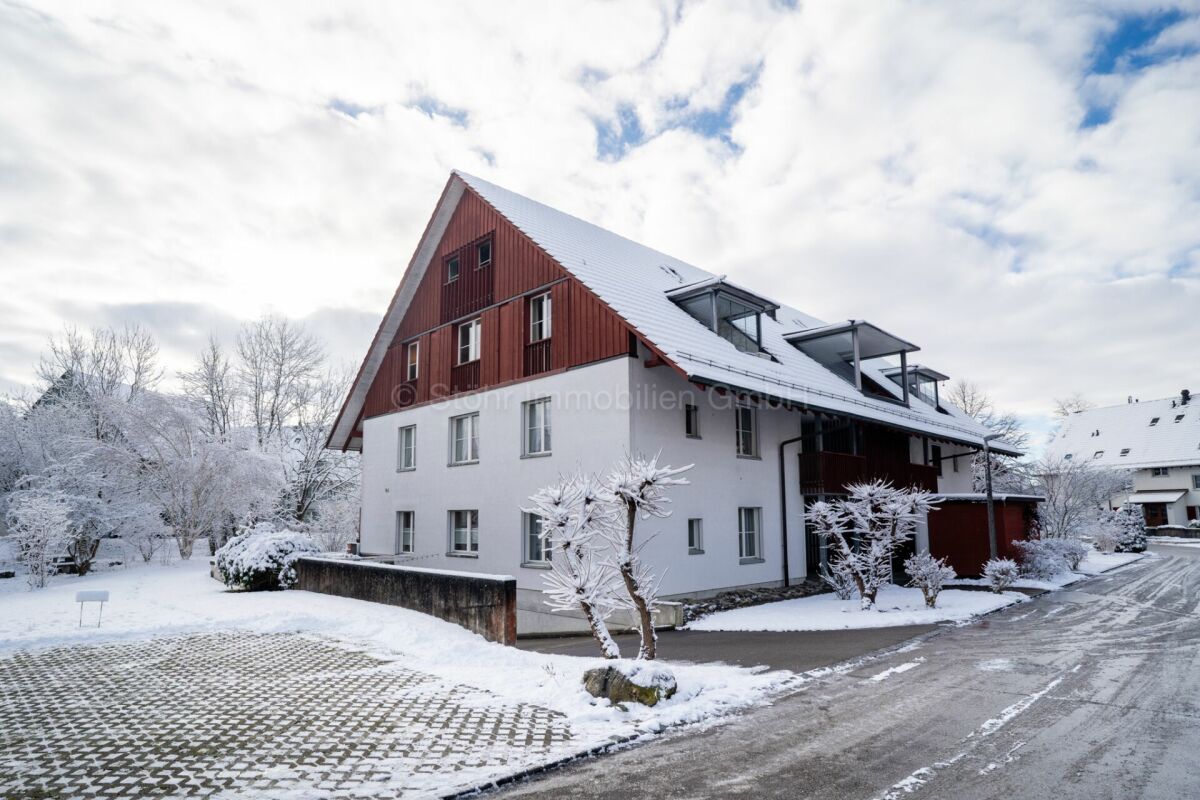 Winterliches Mehrfamilienhaus von außen