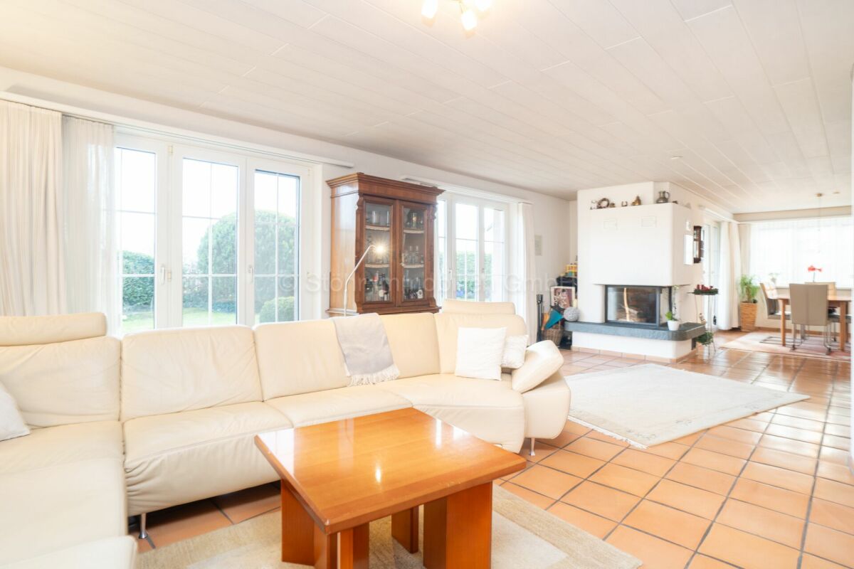 Helles Wohnzimmer mit Kamin und Essbereich