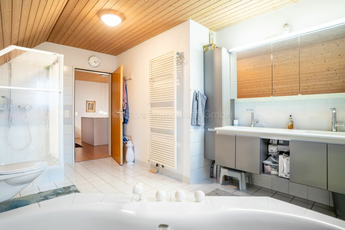 Helles Badezimmer mit Holzdecke