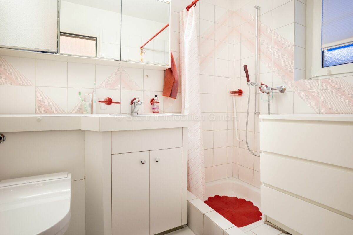 Badezimmer mit Dusche und Spiegelschrank