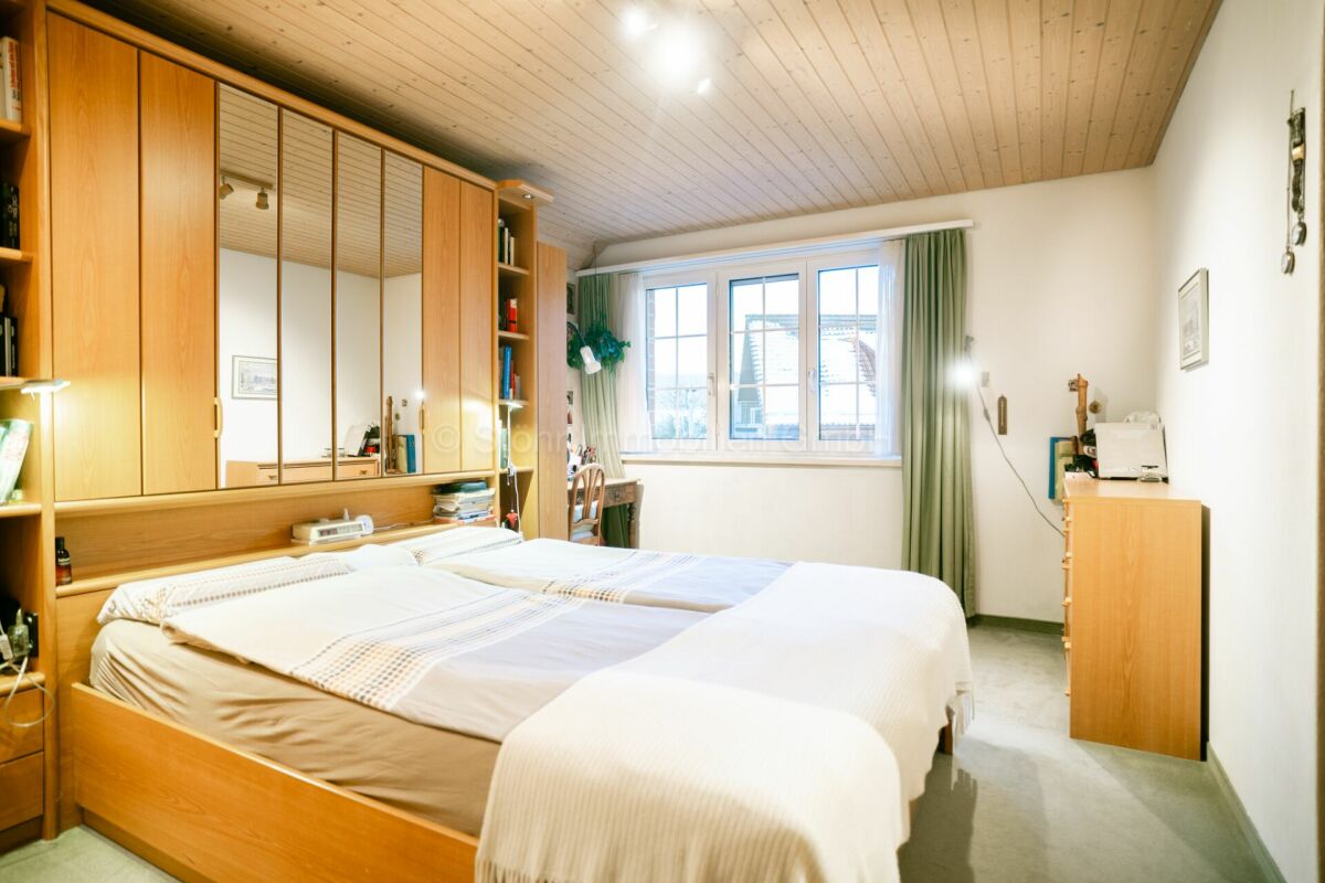Schlafzimmer mit Einbauschrank und Fenster