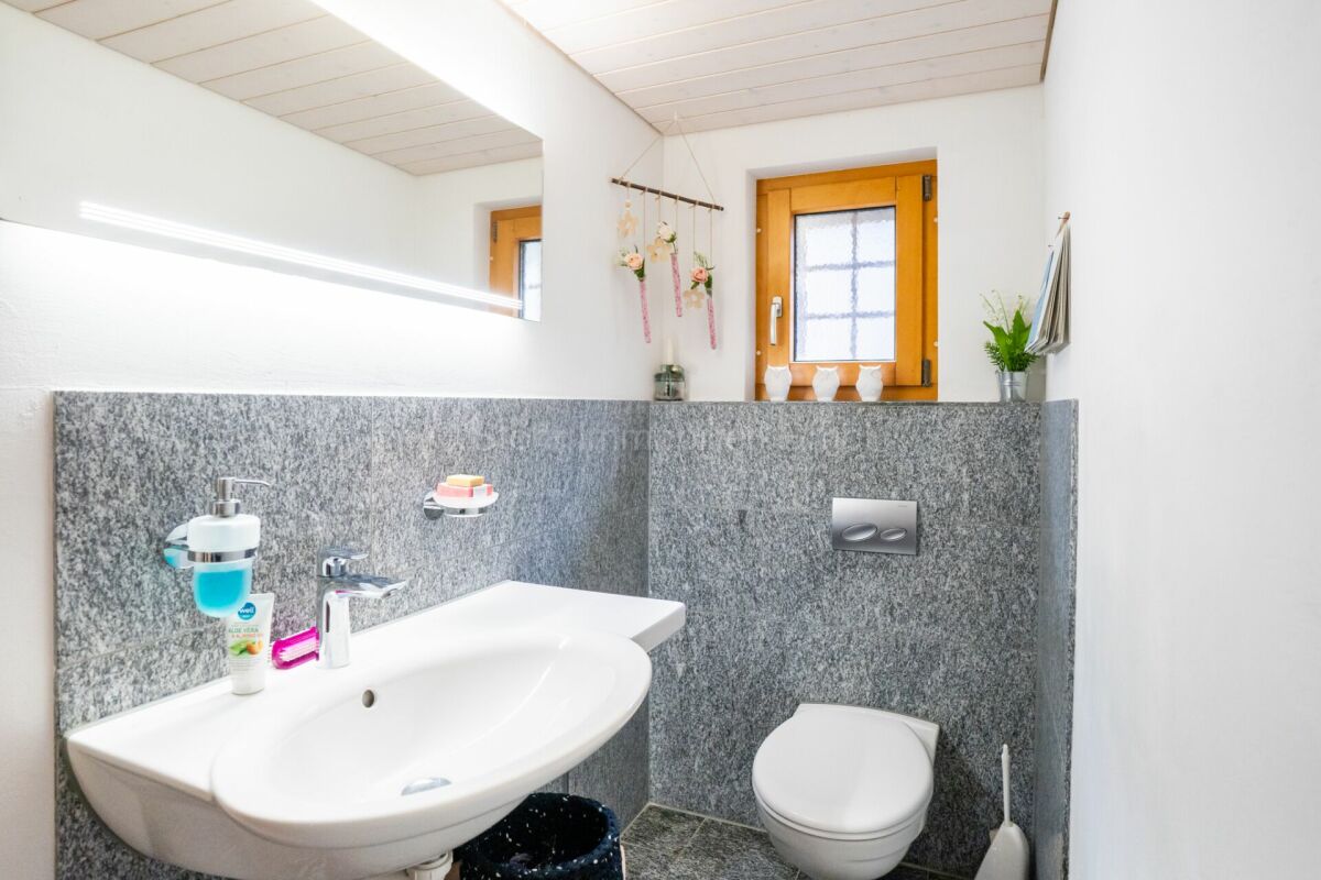 Gäste-WC mit Natursteinoberflächen