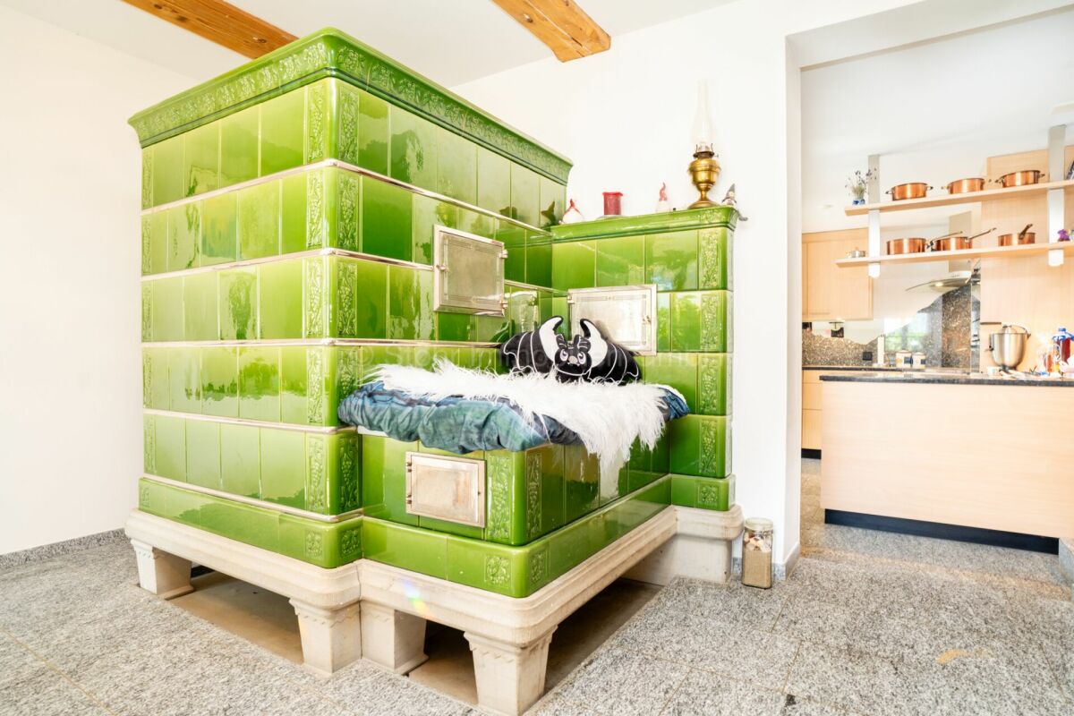 Zimmer mit grünem Kachelofen