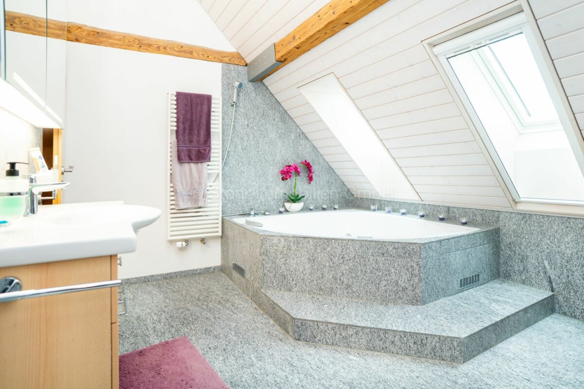 Dachgeschossbad mit Whirlpoolwanne