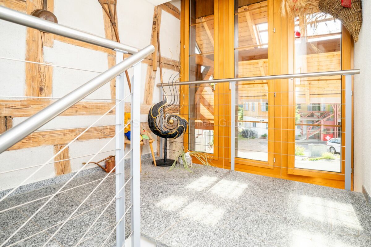 Heller Treppenabsatz mit Holz und Glas