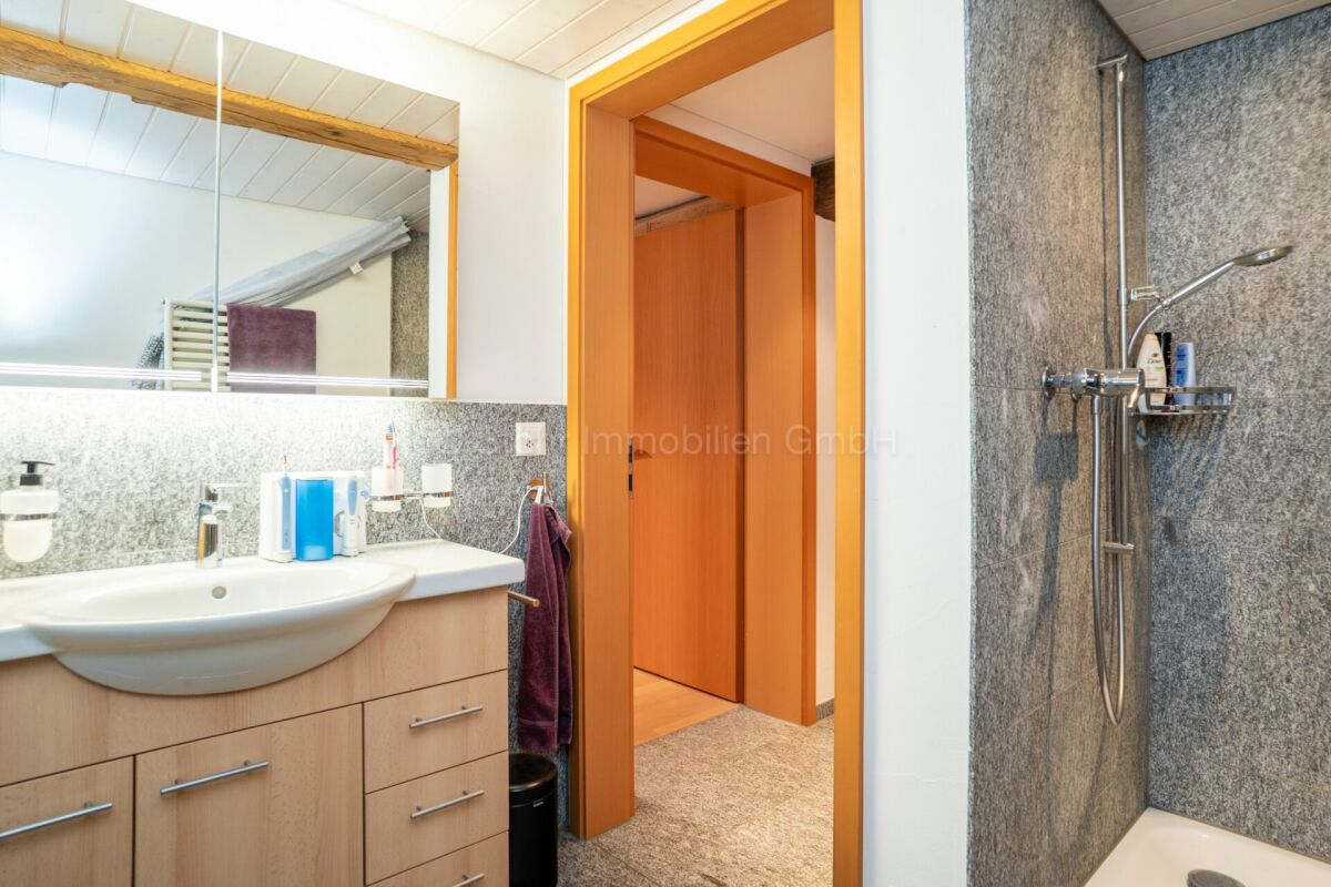 Modernes Badezimmer mit Waschtisch und Dusche