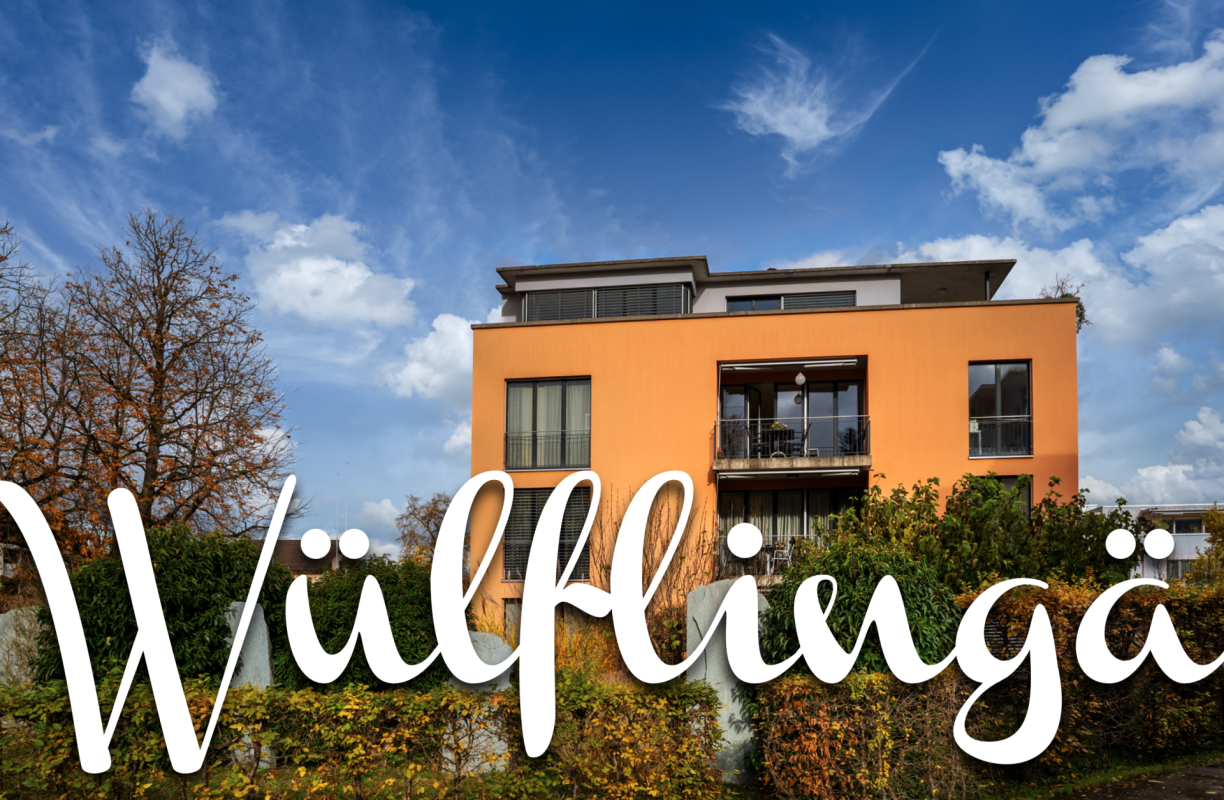 Moderne Wohnhausfassade mit Balkon