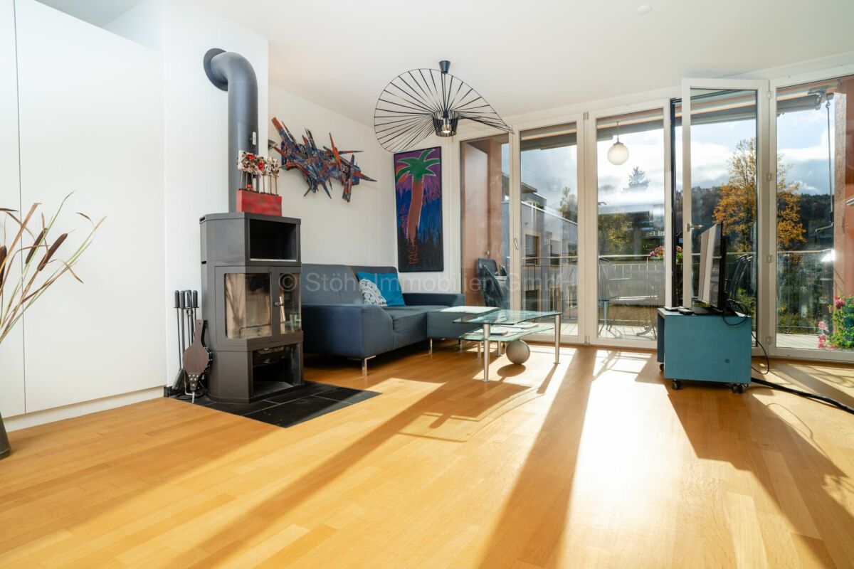 Wohnzimmer mit Kamin und Balkonzugang
