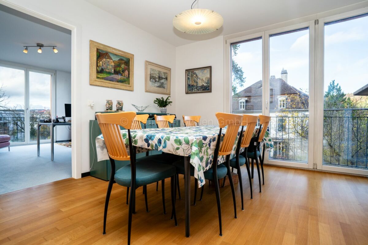 Essbereich mit Blick ins Freie