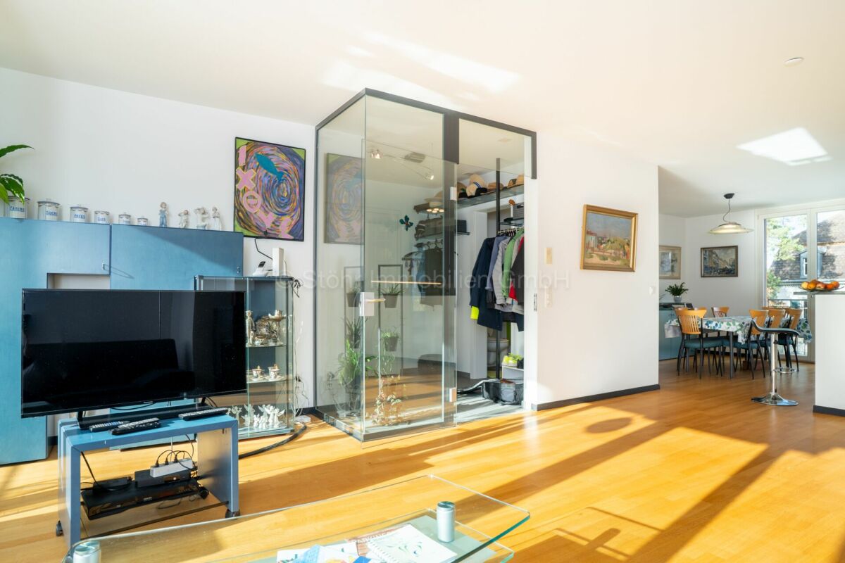 Heller Wohn-Essbereich mit begehbarem Kleiderschrank
