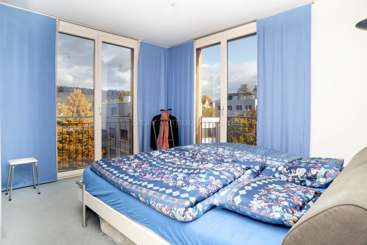 Schlafzimmer mit Balkonblick