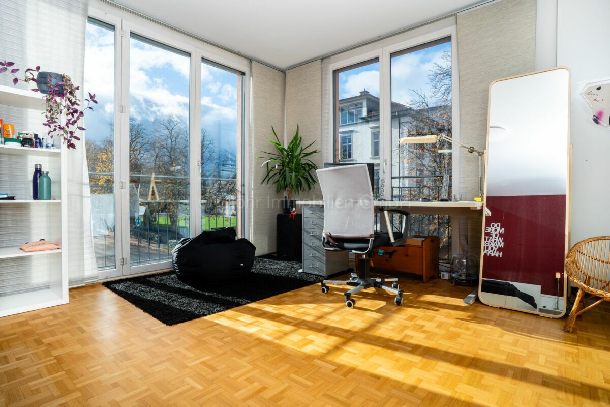 Heller Arbeitsraum mit Balkonblick