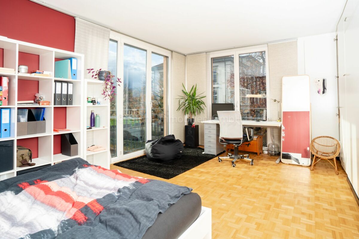 Helles Arbeits- und Schlafzimmer mit Balkonfenstern