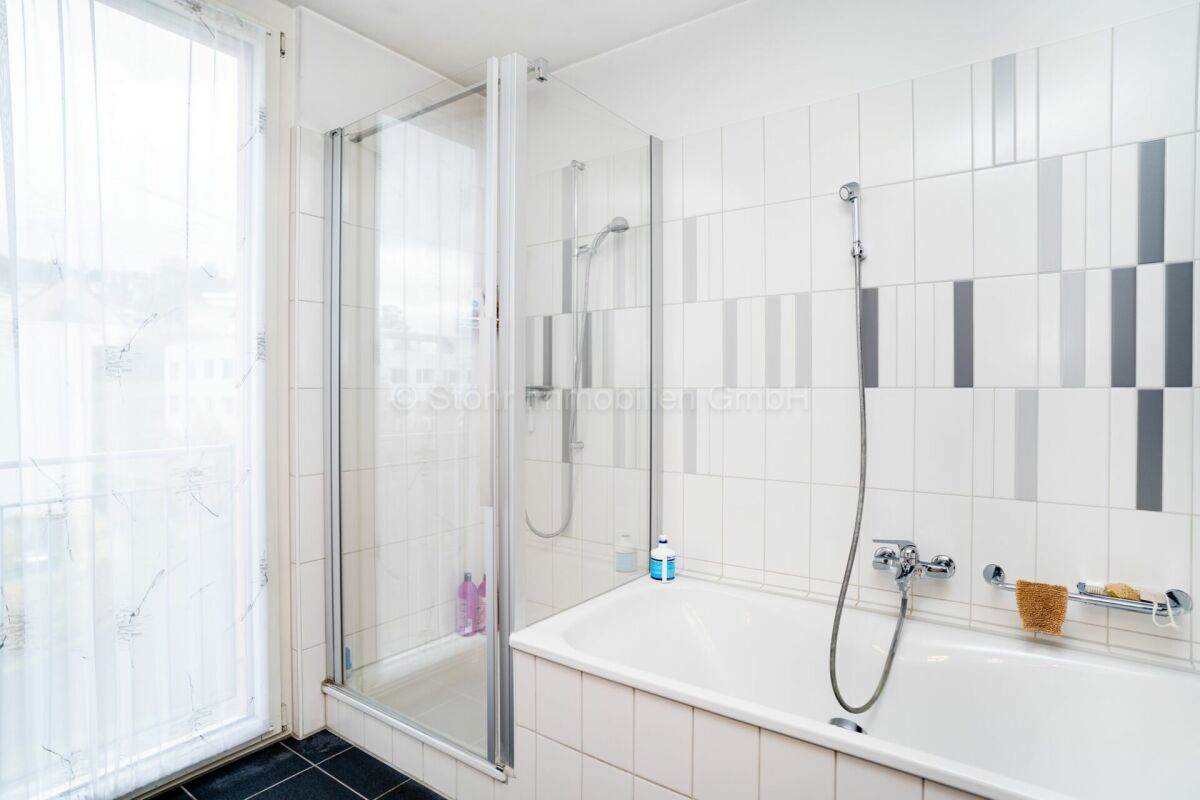 Modernes Badezimmer mit Badewanne und Duschbereich
