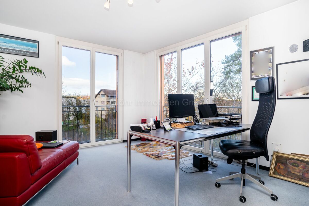 Helles Arbeitszimmer mit Balkonblick