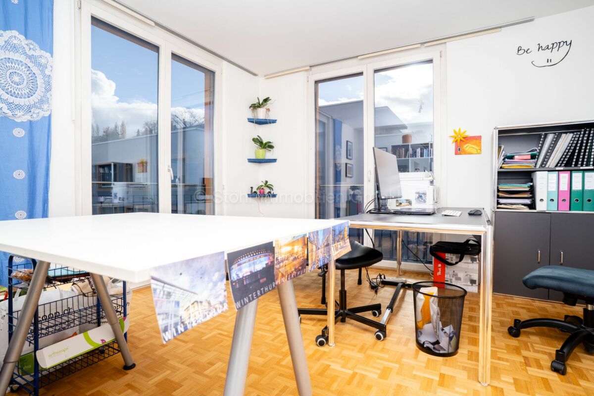 Helles Arbeitszimmer mit großen Fenstern