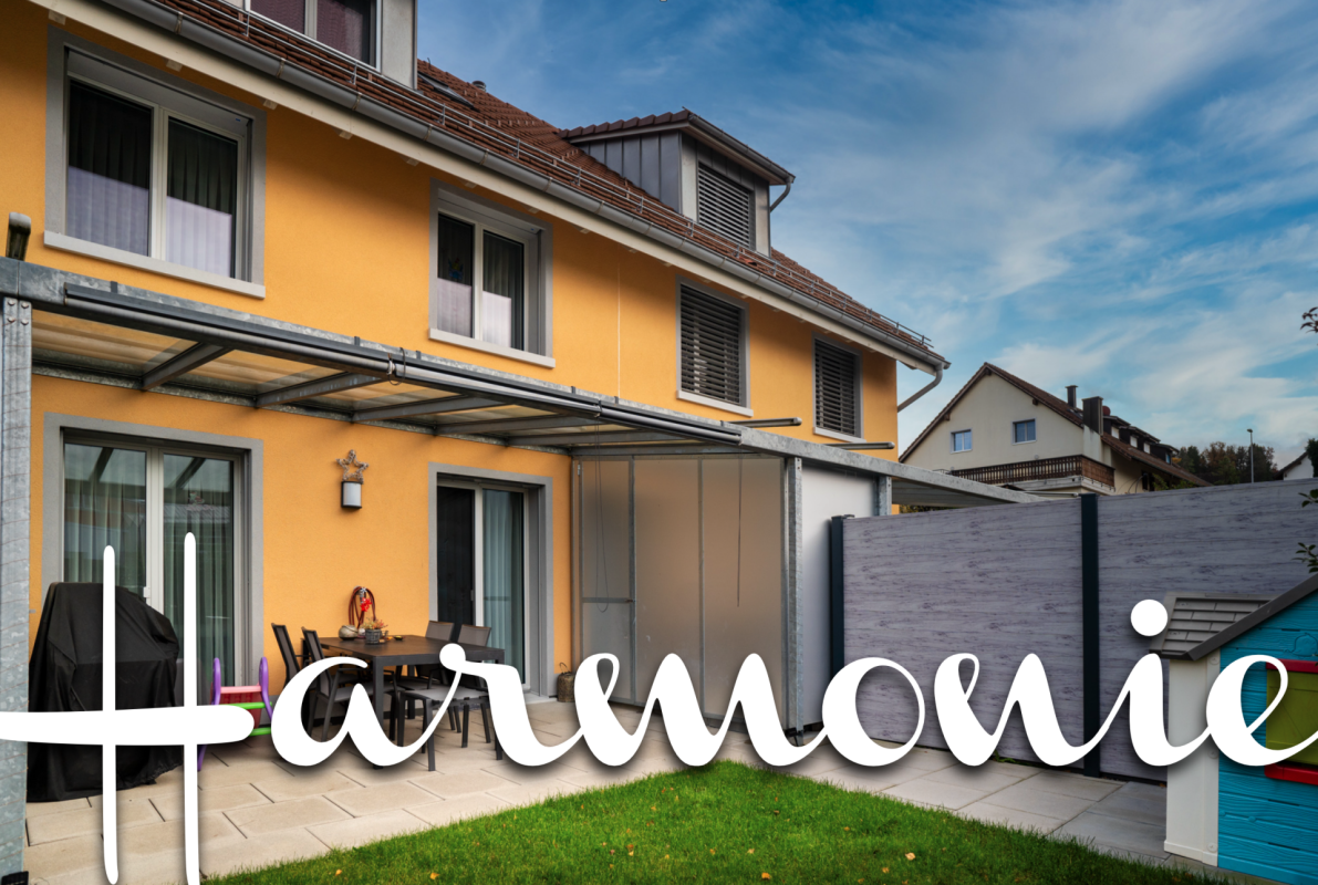 Terrasse eines Einfamilienhauses mit gelber Fassade