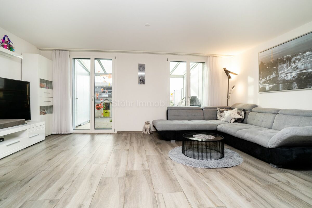 Helles modernes Wohnzimmer mit großer Eckcouch