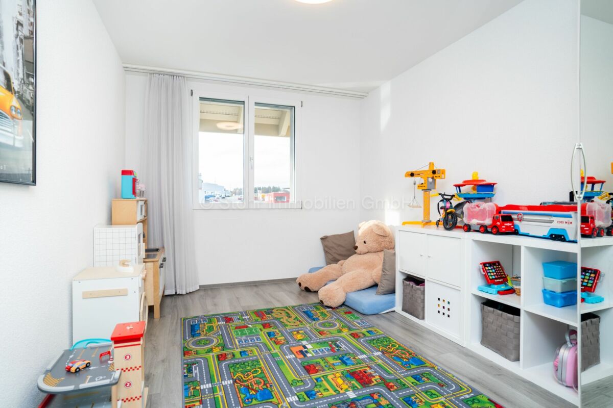 Kinderzimmer mit Spielzeug und Stauraum