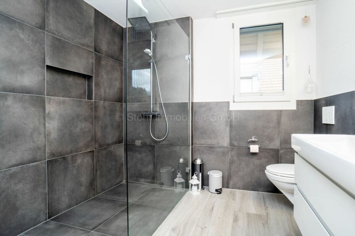 Modernes Badezimmer mit begehbarer Dusche