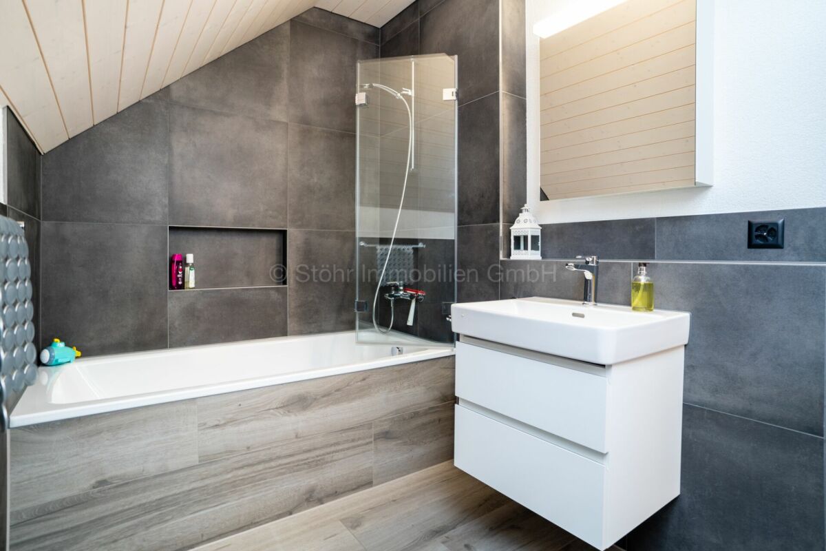 Modernes Badezimmer mit Badewanne und Dusche