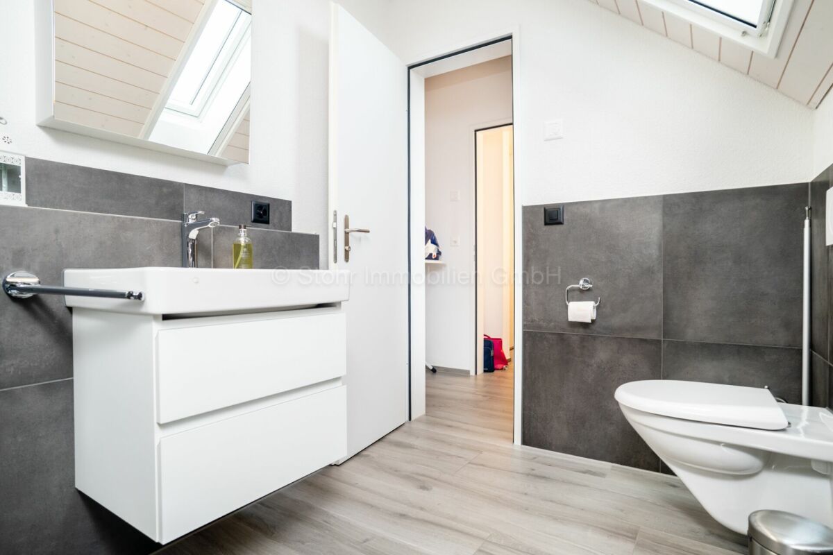 Modernes Badezimmer mit Dachfenstern